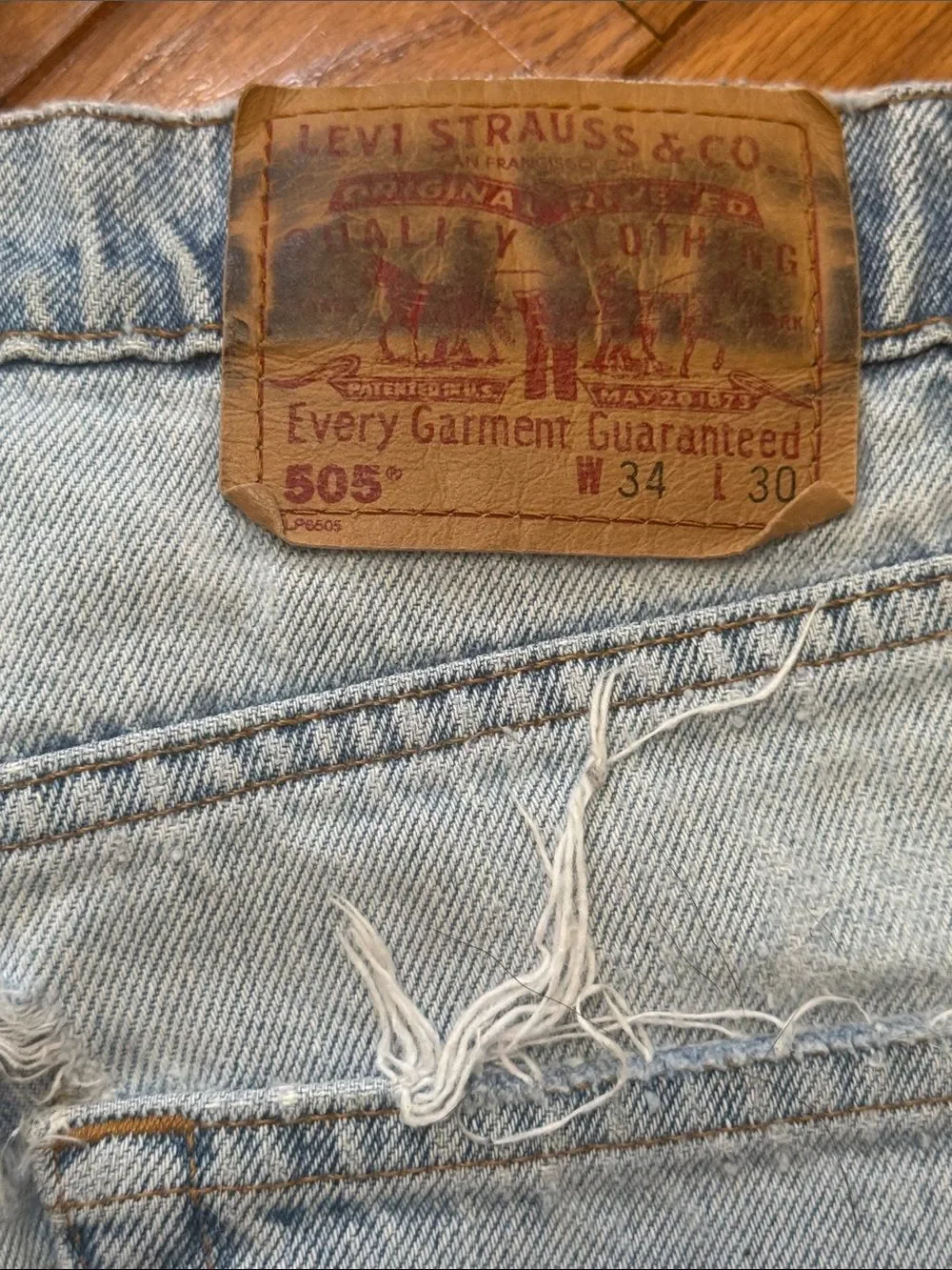 Unisex Levi’s Festival distressed frayed sexy Denim shorts Size 34 ~ Red Tab~